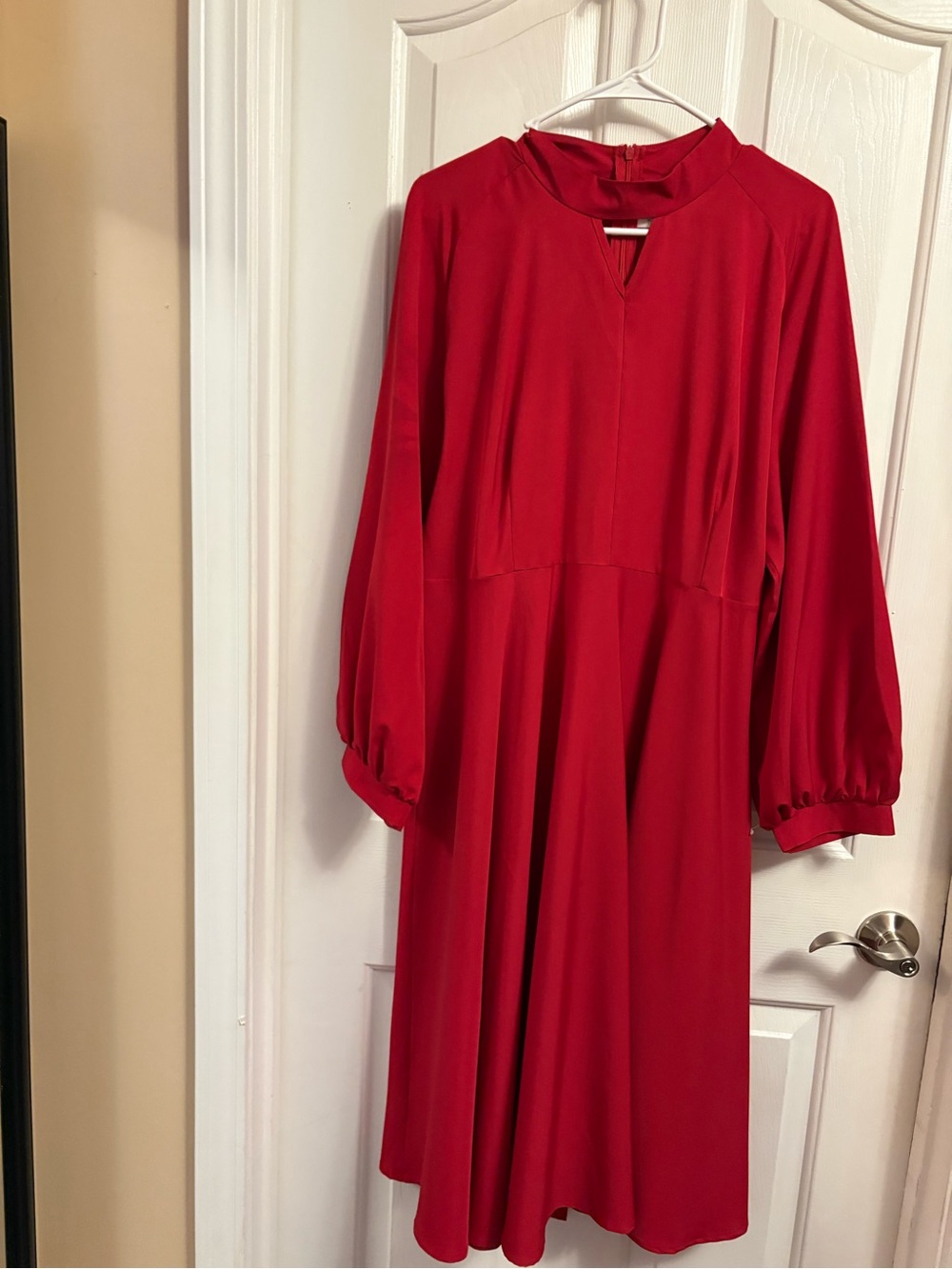 Elegant Red Long-Sleeve Midi Dress with Keyhole Neck
